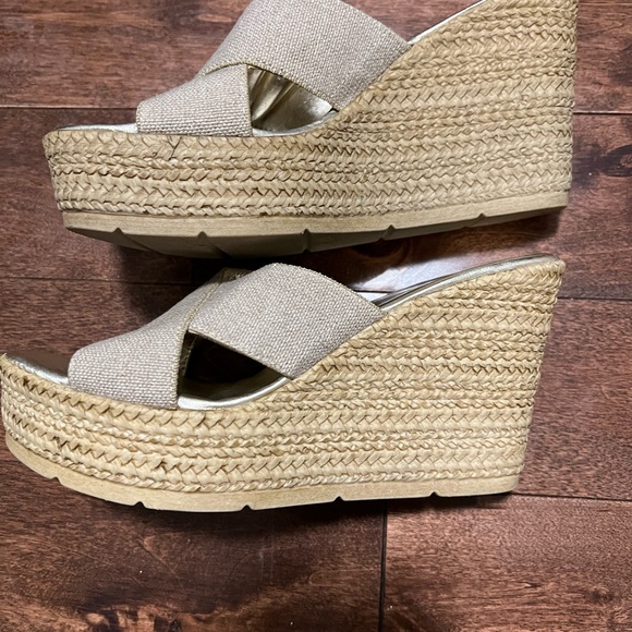 Gold platform sandals - Picture 2 of 2